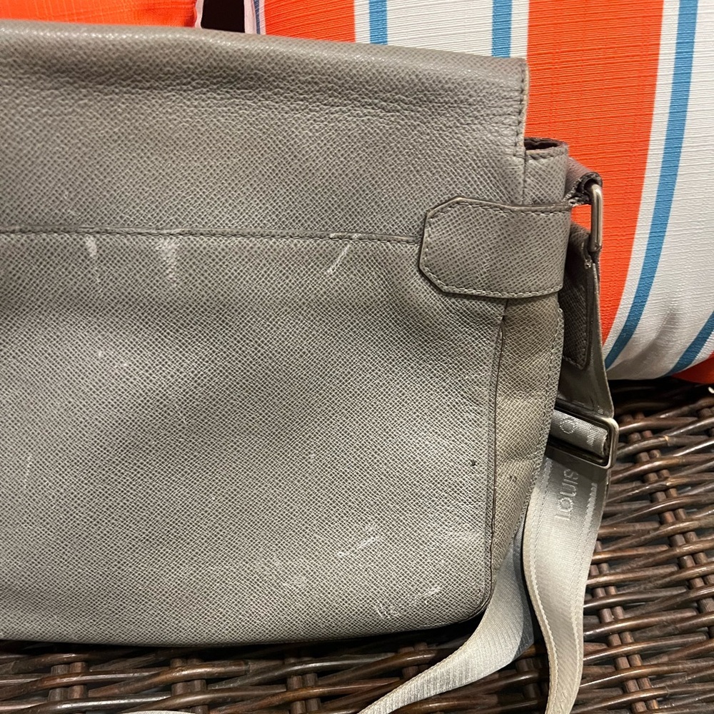 Louis Vuitton Taiga Milo Glacier Messenger Bag - Picture 7 of 16
